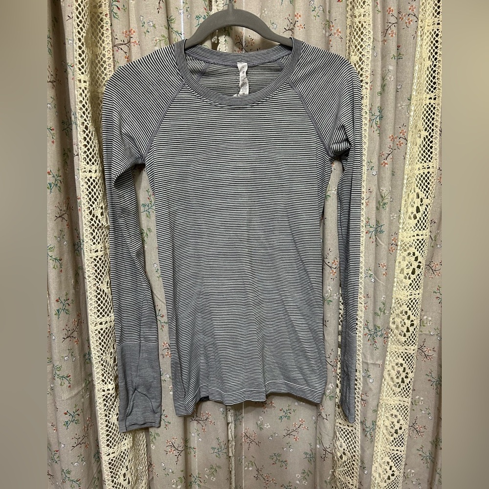 Lululemon Swiftly Speed Long Sleeve Navy/white‎ Top Size 4